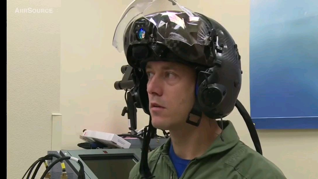 F-35战机价值400000$的高科技头盔